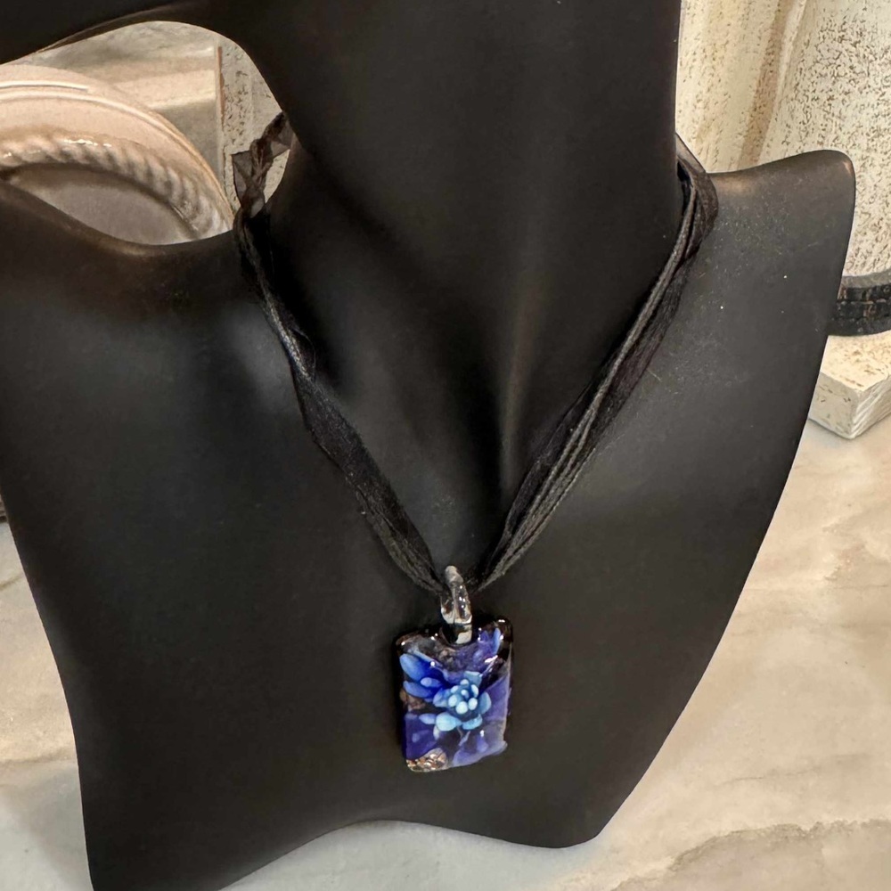 Ribbon necklace with floral glass pendant & comes with extra pendant